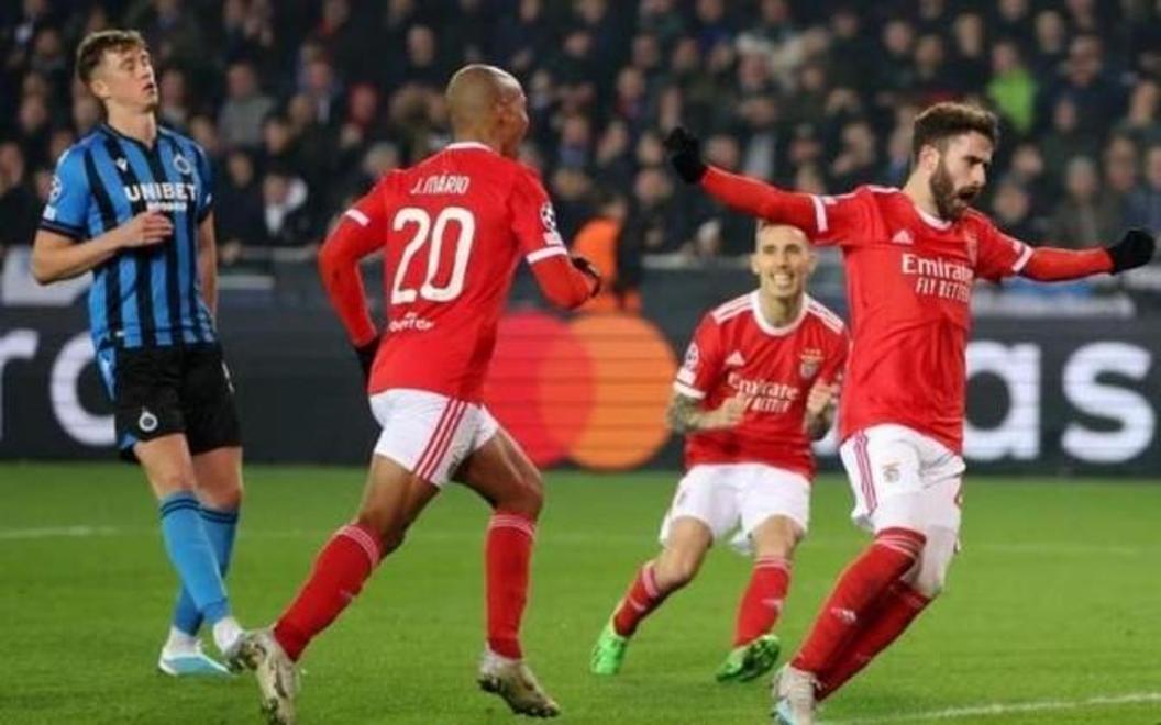 阿森纳主场大捷，球员赛后激动庆祝胜利，记者那个成功技术.