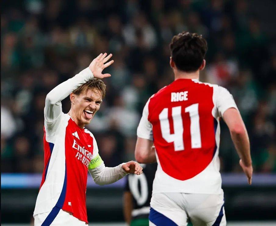 阿森纳主场大捷，球员赛后激动庆祝胜利，记者那个成功技术.