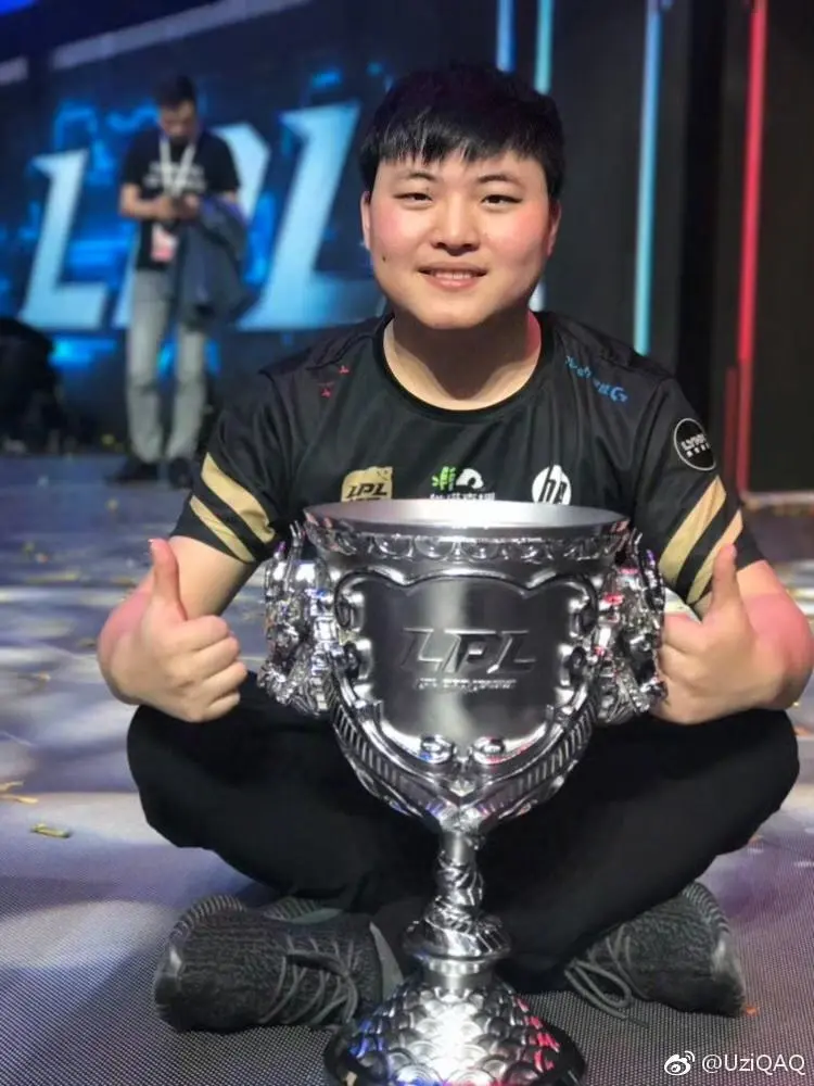 Uzi回归赛场，精彩发挥首场状态亮眼，加拿大队观众沸腾！的简单介绍